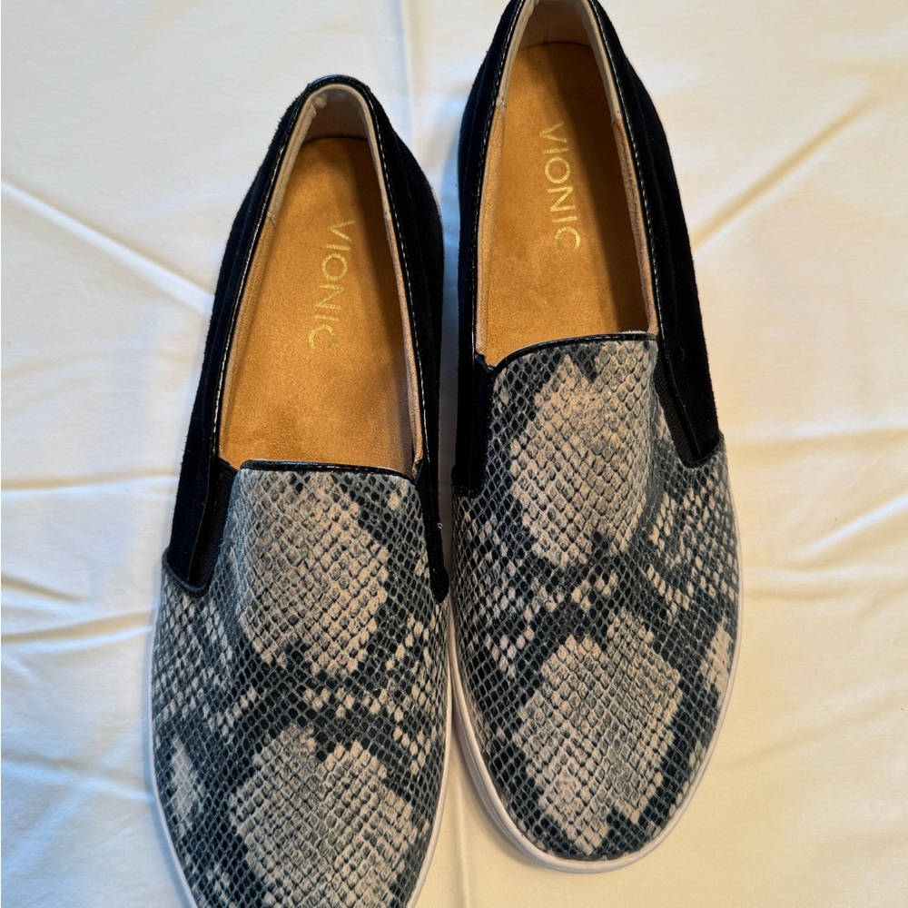 Vionic Women's Blue and White Snake Print Loafers